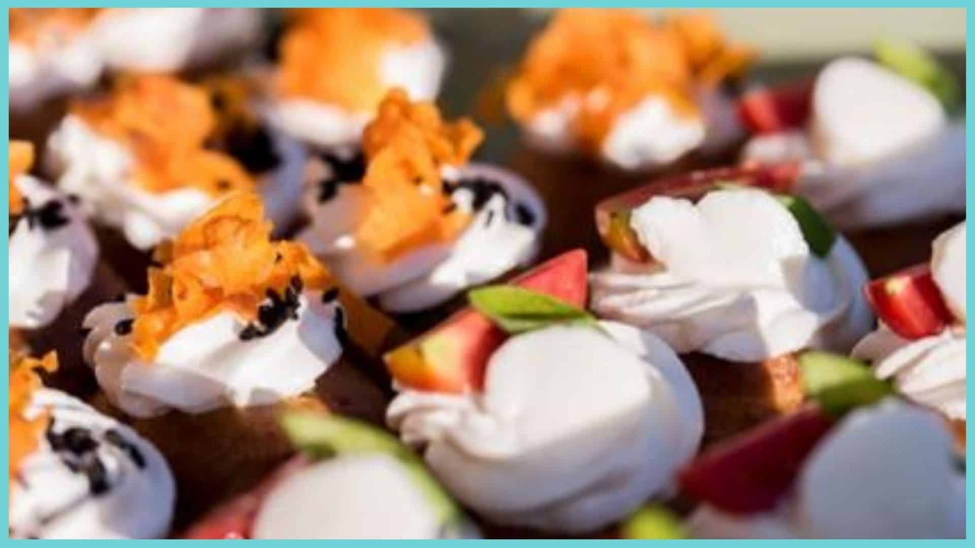 ארטייסט מגשי אירוח יוקרתיים -מגשים עם עוגיות ביס